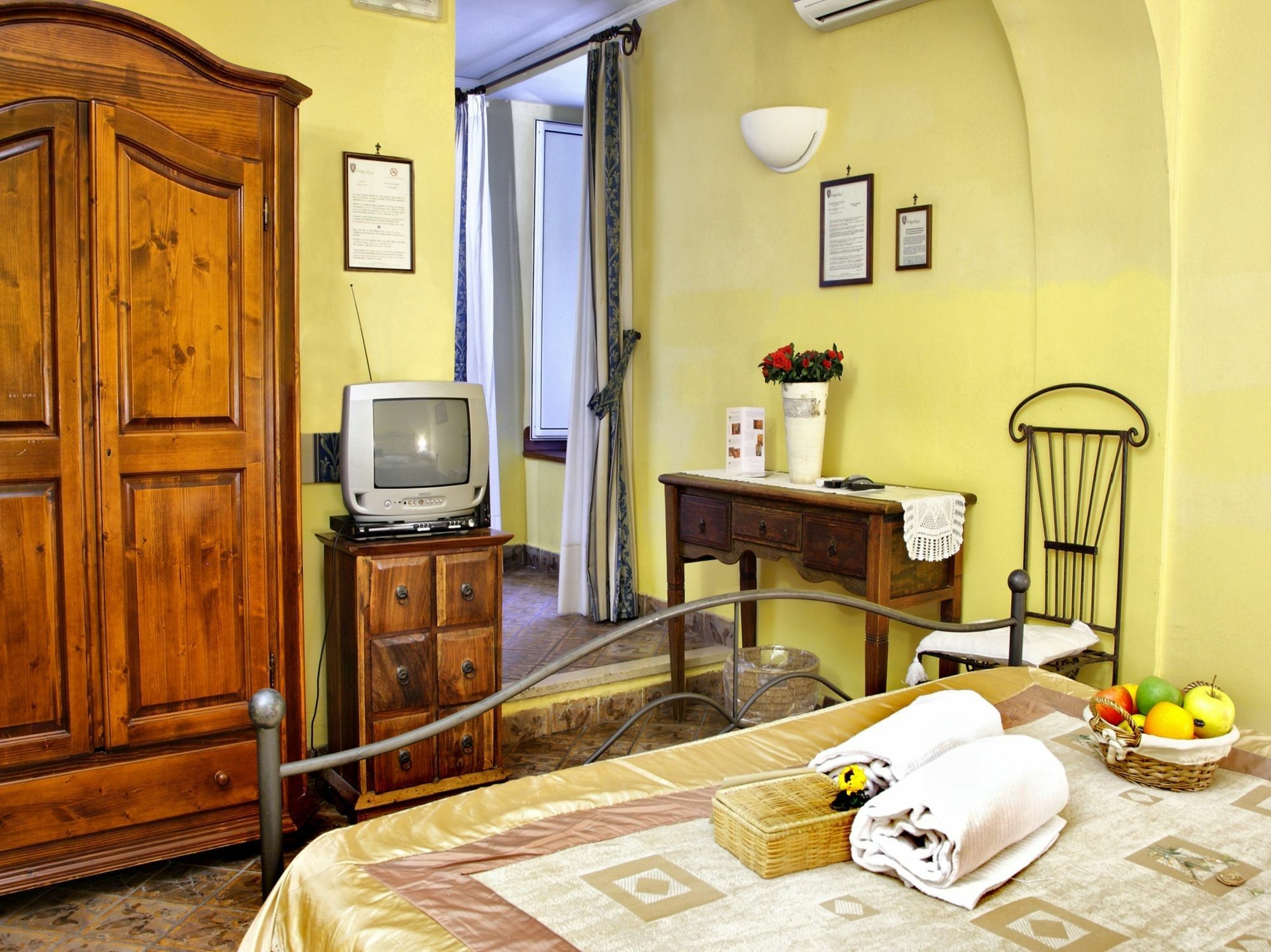 B&B L'Alloggio Dei Vassalli Неаполь Экстерьер фото